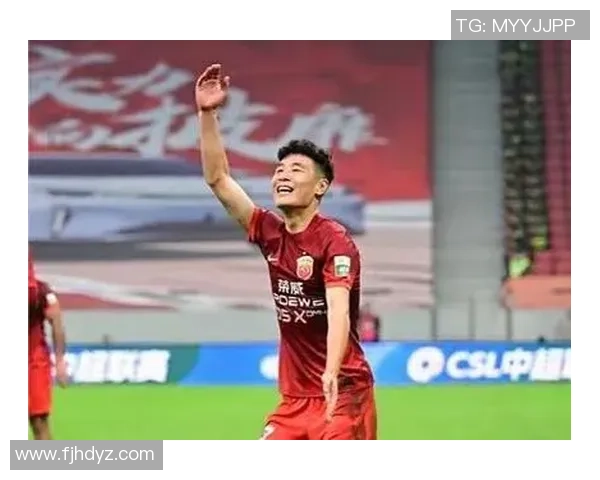 足球明星因伤拄拐杖走路引发球迷关注背后故事令人心疼