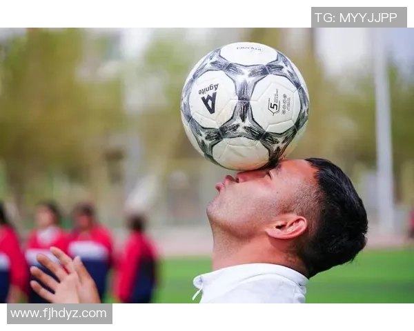 足球明星在赛场上的滑行瞬间高清图片展示与解析