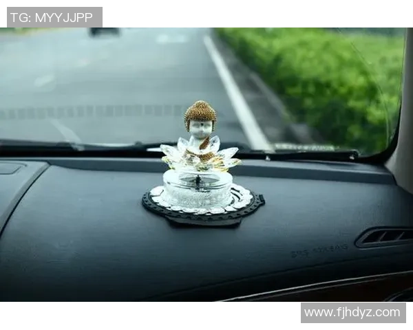 足球明星汽车摆件小巧精致为爱车增添个性魅力的完美选择